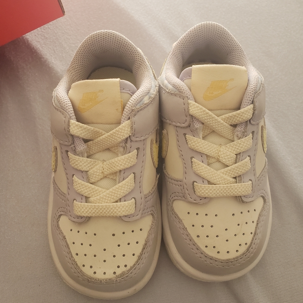 Nike dunk low shies girl size 5c